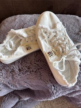 Women’s White Frayed Canvas Sneakers with Lace-Up Closure